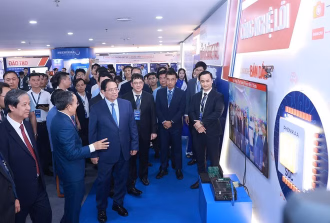 Prime Minister Pham Minh Chinh visits an exhibition showcasing achievements of Phenikaa University. (Photo: VNA)