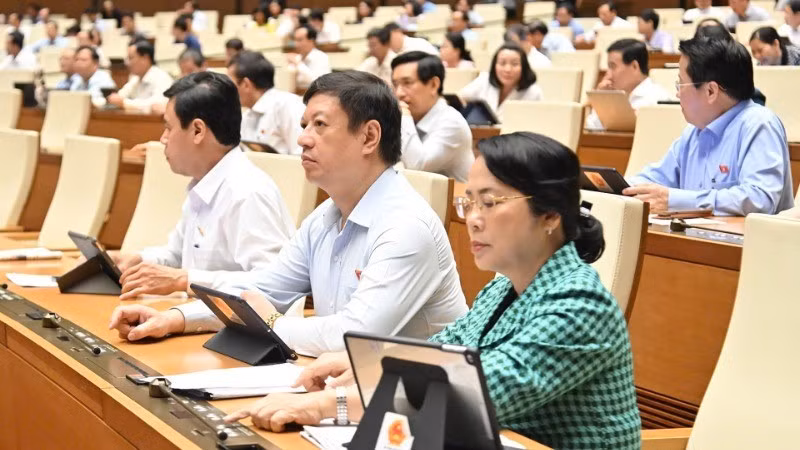 National Assembly deputies adopt a resolution on special mechanisms and policies to create breakthroughs in law building and enforcement. (Photo: Thuy Nguyen)