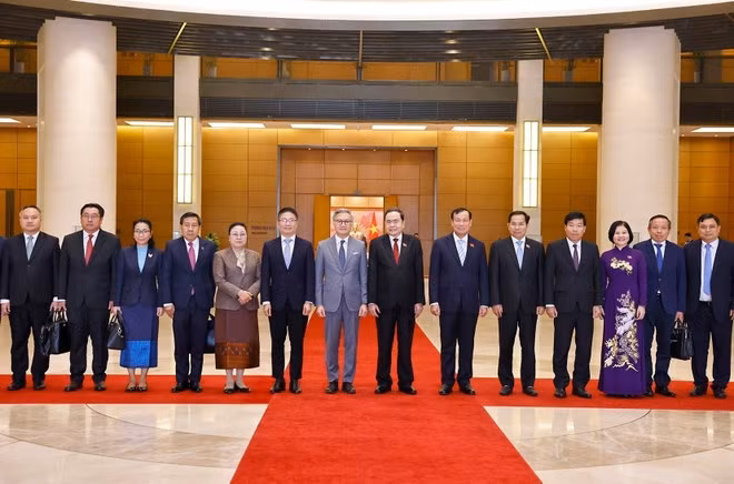 National Assembly Chairman Tran Thanh Man, Lao Minister of Foreign Affairs Thongsavanh Phomvihane, and other Vietnamese and Lao officials in a group photo at the meeting (Photo: VNA)