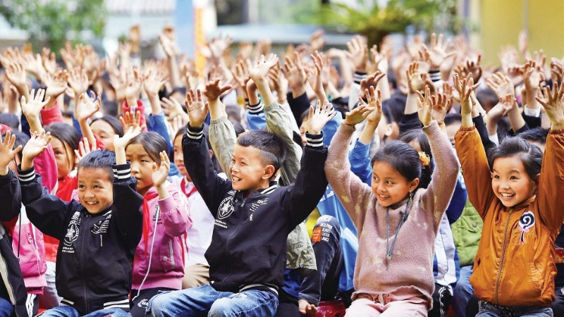 Schoolchildren in a mountainous area respond enthusiastically to the “knowledge bus”. (Photo: Minh Nguyen)