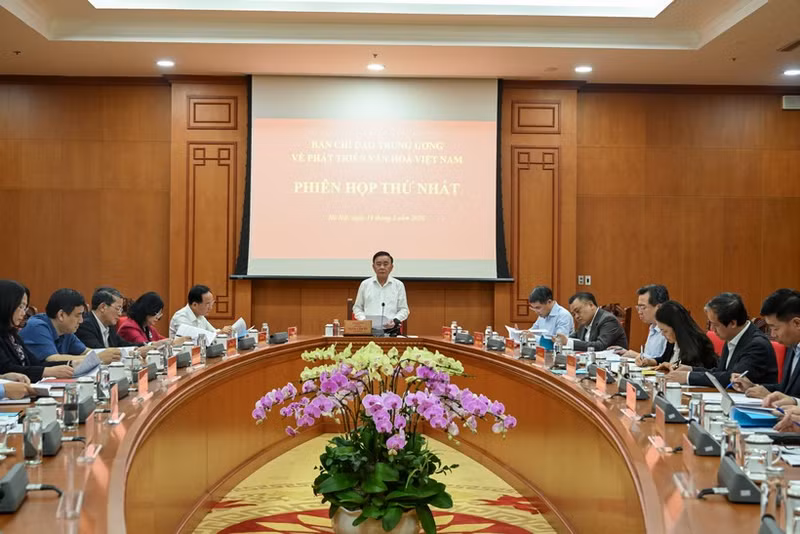 Politburo member and Permanent member of the Party Central Committee’s Secretariat Tran Cam Tu, head of the Central Steering Committee for the Development of Vietnamese Culture, chairs the committee’s inaugural meeting on March 19, 2026. (Photo: Duy Linh)
