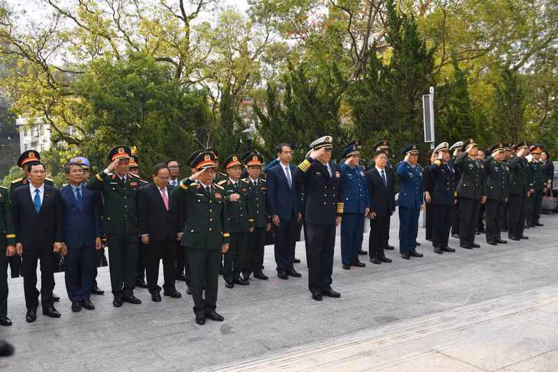 Vietnamese Minister of National Defence General Phan Van Giang and his Chinese counterpart Senior Lieutenant General Dong Jun attend a wreath-laying ceremony at the memorial dedicated to fallen revolutionary soldiers of Viet Nam and China, located in the China – Viet Nam Friendship Park in Dongxing city, on March 19.