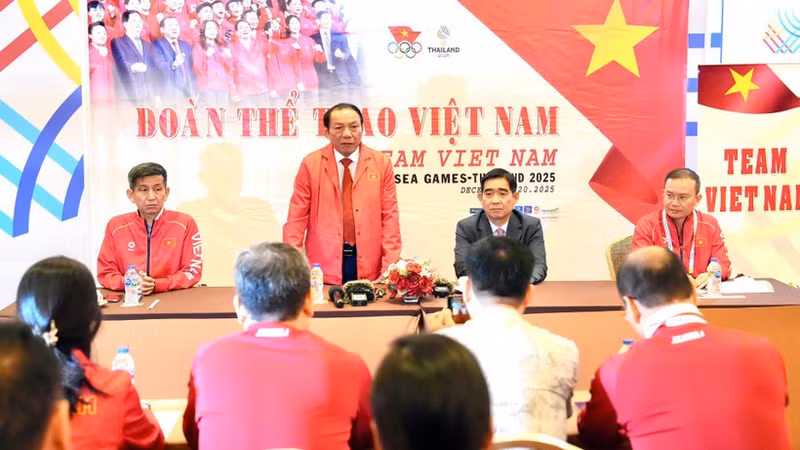 Minister of Culture, Sports and Tourism Nguyen Van Hung cheers on the Vietnamese sports delegation competing at the 33rd SEA Games.