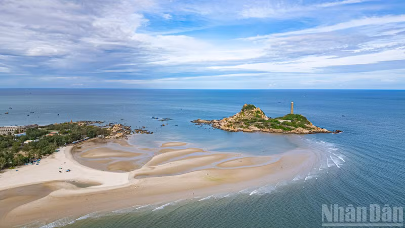 On ordinary days, visitors can only reach the lighthouse by speedboat or by hiring a traditional basket boat from local fishermen. However, when the tide recedes to unusually low levels — approximately twice a year — the sea appears to part, revealing a smooth stretch of white sand that links the mainland directly to the island.