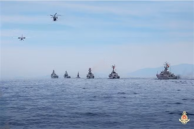 A fleet of DHC-6 seaplanes and Ka-28 anti-submarine helicopters in the parade. (Photo: VNA)