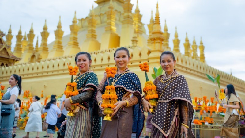 Lao people take part in the That Luang Festival. (Photo: Xinhua)