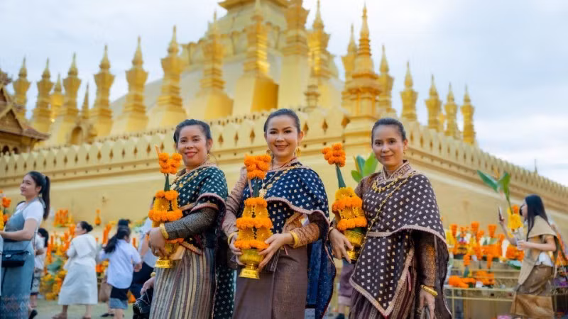 Lao people take part in the That Luang Festival. (Photo: Xinhua)