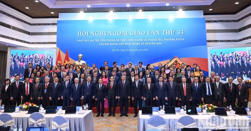 Party General Secretary and State President To Lam poses for a group photograph with Party and State leaders and conference delegates.