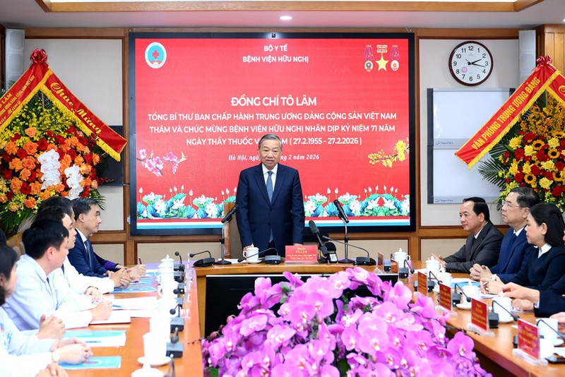 General Secretary To Lam visits the medical staff of Huu Nghi Hospital. (Photo: Dang Khoa)