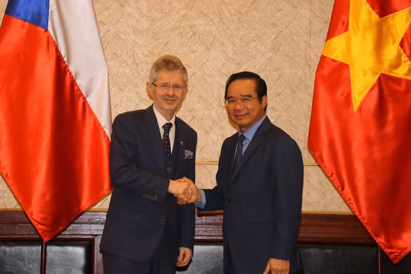 Chairman of the Ho Chi Minh City People’s Committee Nguyen Van Duoc (R) and President of the Senate of the Parliament of the Czech Republic Milos Vystrcil. (Photo: VNA) 