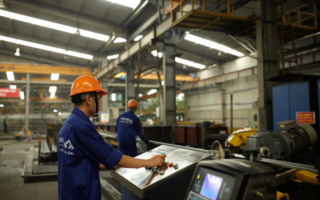 During the 2025-2026 period, enterprises in the cement, iron and steel, and thermal power sectors will be required to inventory and control emissions quotas in preparation for the mandatory carbon market. (Photo: Nguyen Nghi)