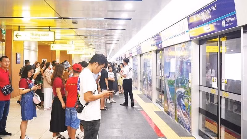 Passengers wait to board a train of Metro Line 1 (Ben Thanh-Suoi Tien Line).