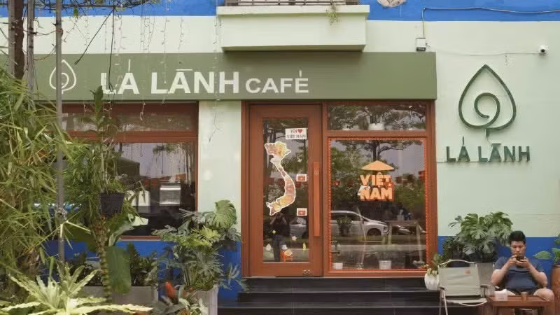 At La Lanh Cafe, every greeting from the staff is a huge step forward. (Photo: Nha Nguyen)