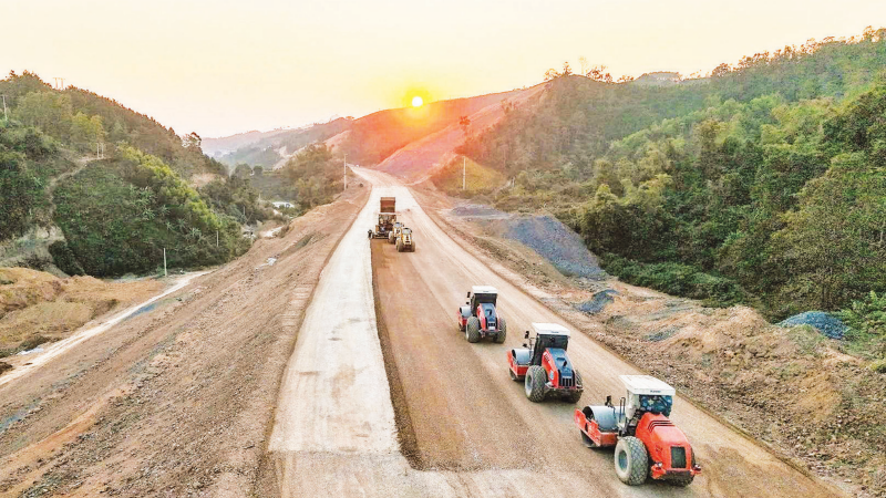 Roadbed compaction works on the Dong Dang-Tra Linh Expressway project.