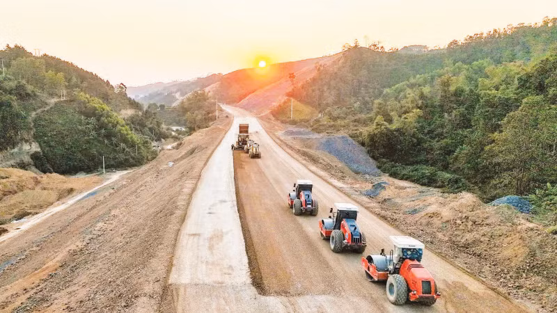 Roadbed compaction works on the Dong Dang-Tra Linh Expressway project.