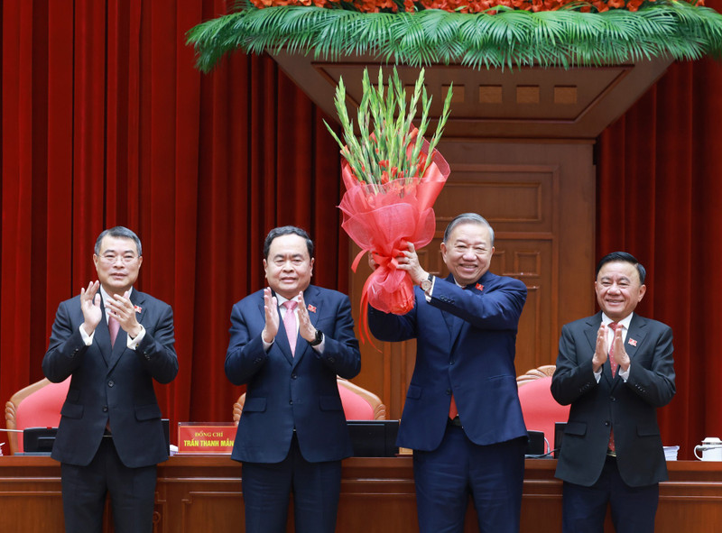 General Secretary of the 13th Party Central Committee To Lam (second, right) is re-elected as the Party chief for the 2026 – 2031 term at the first meeting of the 14th Party Central Committee on January 23 morning. (Photo: VNA)