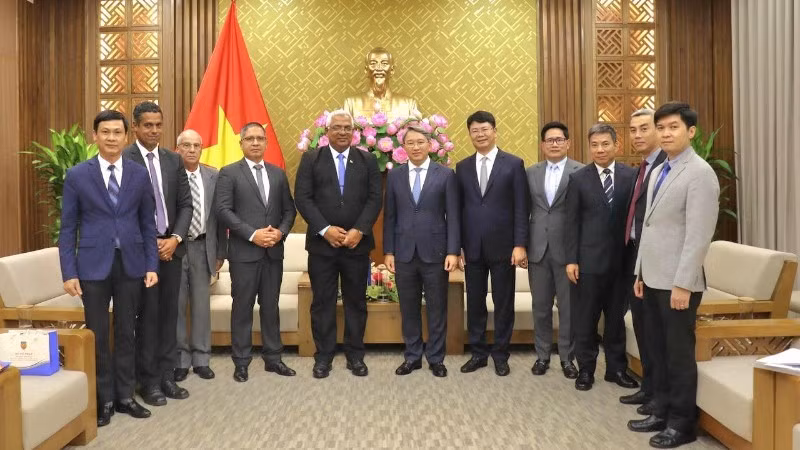 The meeting between the Vietnamese and Cuban Ministers of Justice. 