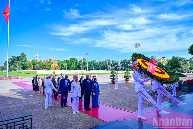 President of the National Assembly of People's Power and President of the Council of State of Cuba Esteban Lazo Hernandez and his entourage lay a wreath at President Ho Chi Minh mausoleum in Ha Noi on October 1. (Photo: Bao Long)