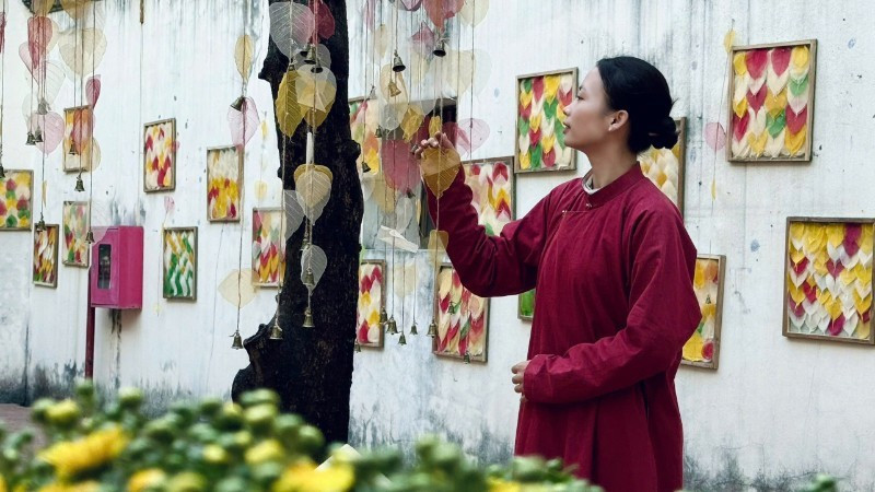 A nostalgic atmosphere in the bodhi leaf art courtyard at 22 Hang Buom Street, Ha Noi.