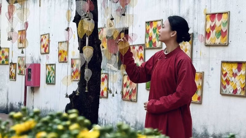 A nostalgic atmosphere in the bodhi leaf art courtyard at 22 Hang Buom Street, Ha Noi.