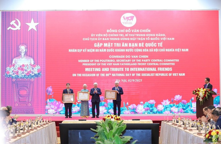 The meeting with international friends held in Ha Noi on September 2 (Photo: NDO)