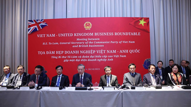 General Secretary of the Communist Party of Viet Nam To Lam and the Vietnamese delegation at the Viet Nam–UK Business Roundtable in London on October 30, 2025. (Photo: VNA)
