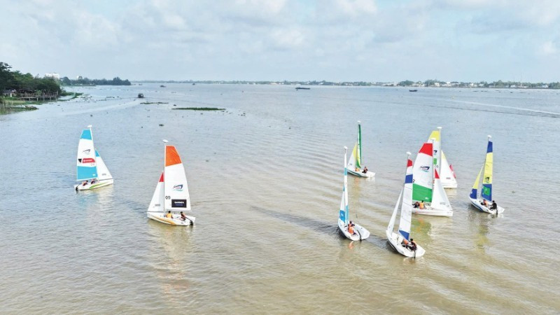 Sailing race on the Hau River. (Photo: Thanh Tam)
