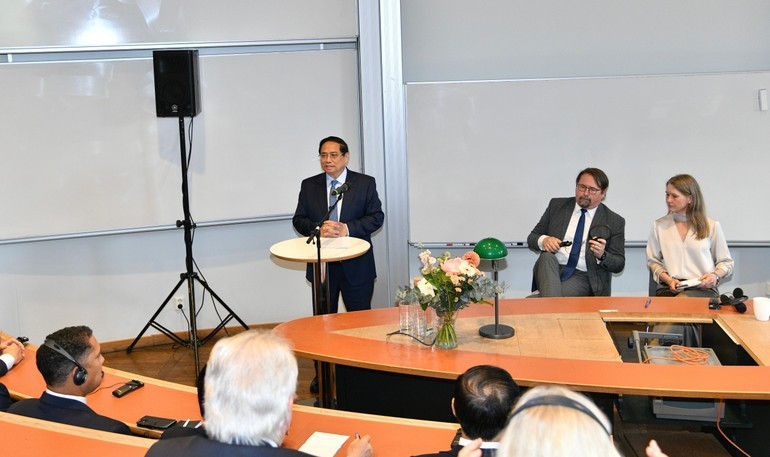Prime Minister Pham Minh Chinh delivers a policy address at the Stockholm School of Economics as part of his ongoing visit to Sweden. (Photo: Thanh Giang)