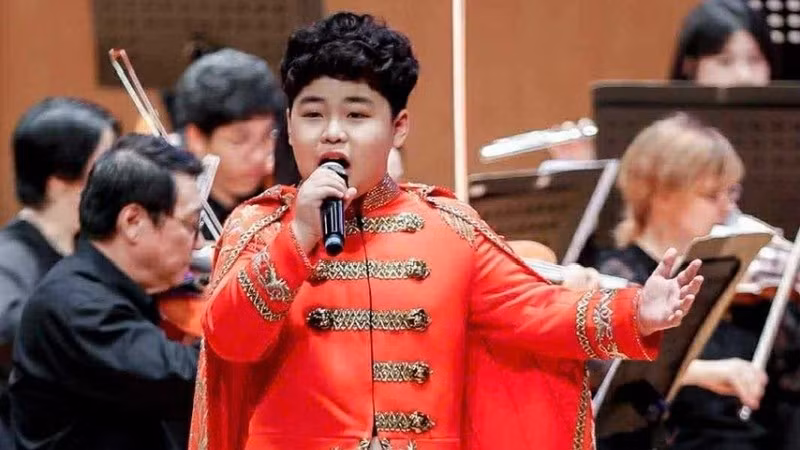 Duong Duc Hai performs confidently on the international stage in Shanghai. (Photos courtesy of TSP International Arts Festival) 