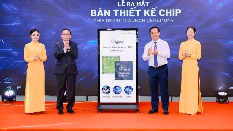 Ho Chi Minh City Chairman Nguyen Van Duoc and CT Group Chairman Tran Kim Chung at the launch ceremony for the Vietnamese-designed IoT chip.