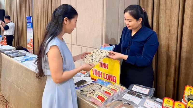 A booth showcasing seafood from Vinh Long Province. (Photo: Quyen Luu)