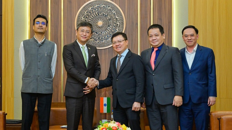 Nhan Dan Editor-in-Chief Le Quoc Minh shakes hands with Indian Ambassador Tshering W. Sherpa. (Photo: Bao Long)