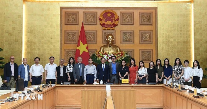 Deputy Prime Minister Bui Thanh Son and participating AVSE Global members pose for a group photo. (Photo: VNA)
