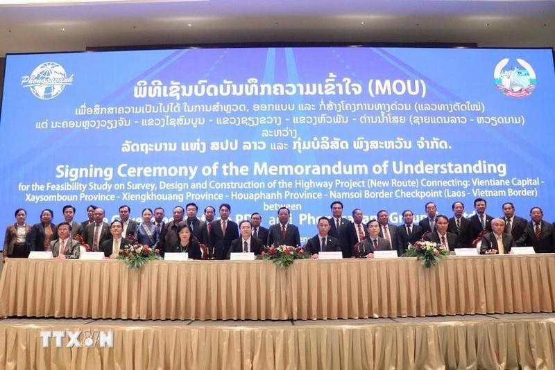 The signing of a Memorandum of Understanding (MoU) between the Lao Ministry of Planning and Investment and Phongsavanh Group. (Photo: VNA)
