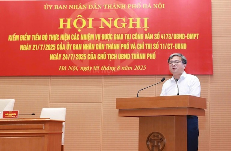 Ha Noi Vice Chairman Truong Viet Dung speaks at the conference.