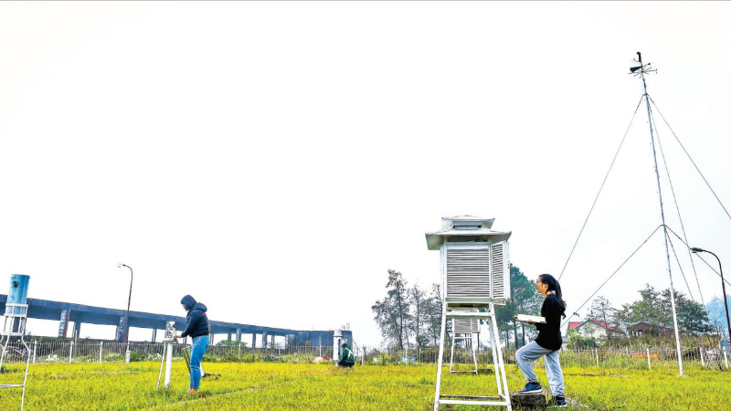 Staff collecting data at the Sa Pa Hydrometeorological Station, Lao Cai Province.