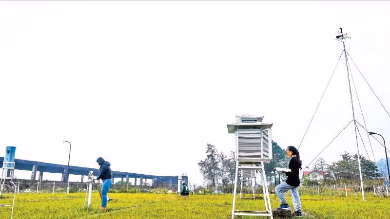 Staff collecting data at the Sa Pa Hydrometeorological Station, Lao Cai Province.