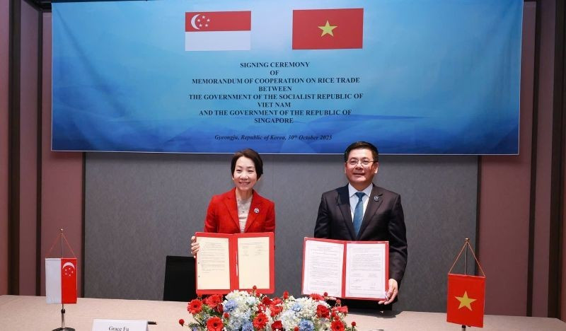 The signing ceremony of the MOC on rice trade between Viet Nam and Singapore on October 30.