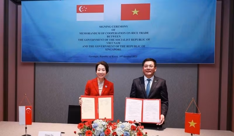 The signing ceremony of the MOC on rice trade between Viet Nam and Singapore on October 30.