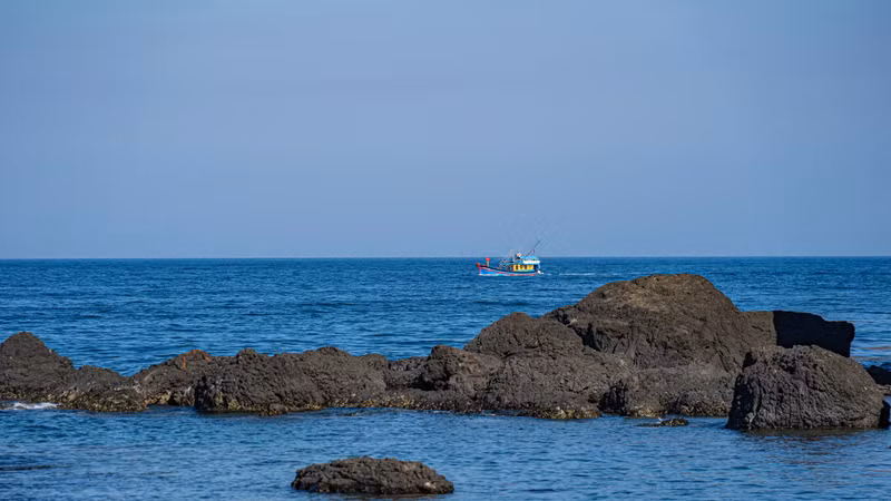Over time, relentless marine erosion has sculpted dramatic layers of jet-black basalt cliffs, rivalling the celebrated landscapes of Ghenh Da Dia in Phu Yen and Ly Son Island.