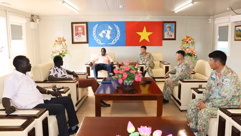 Kon Maneit Matiok, Minister of Physical Infrastructure and Public Utilities of the Abyei region, visits the base of Viet Nam’s Engineering Unit Rotation 4. (Photo: Van Quyet)