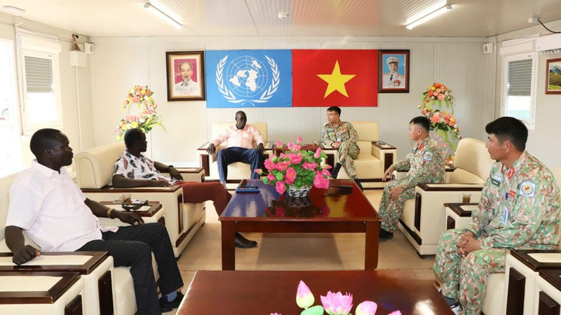 Kon Maneit Matiok, Minister of Physical Infrastructure and Public Utilities of the Abyei region, visits the base of Viet Nam’s Engineering Unit Rotation 4. (Photo: Van Quyet)