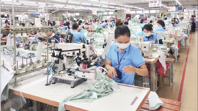 Garment production for export at Hoa Tho Garment Factory, Quang Ngai. (Photo: Hoang Anh)