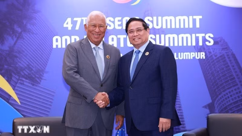 Prime Minister Pham Minh Chinh meets President of the European Council Antonio Costa on the sidelines of the 47th ASEAN Summit in Malaysia. (Photo: VNA)