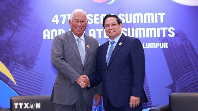 Prime Minister Pham Minh Chinh meets President of the European Council Antonio Costa on the sidelines of the 47th ASEAN Summit in Malaysia. (Photo: VNA)