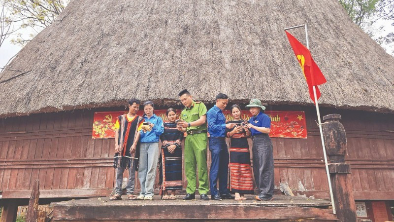 Members of the Pleiku Ward Youth Union’s Community Digital Technology Team go door to door to provide guidance to residents on preventing high-tech crime.