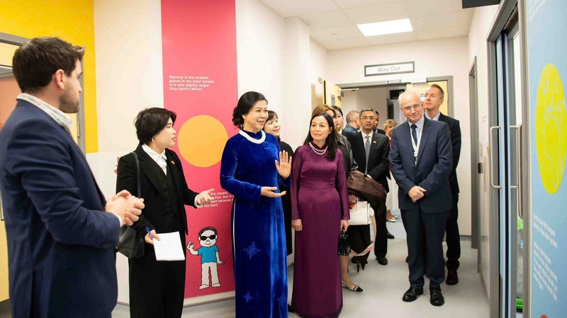 Party General Secretary To Lam's spouse Ngo Phuong Ly (in blue dress) visits Evelina London Children’s Hospital. (Photo: VNA)