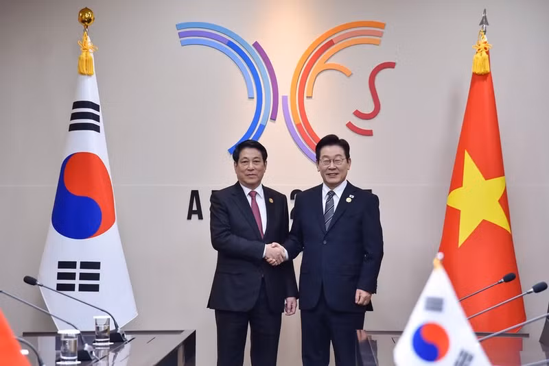Vietnamese State President Luong Cuong and Korean President Lee Jae Myung.