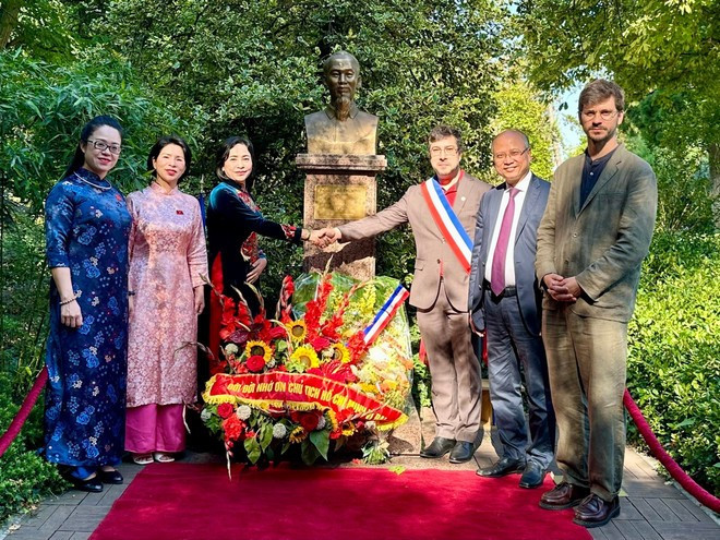 Vice Chairwoman of the National Assembly Nguyen Thi Thanh (third, left) and other delegates pose for a group photo at the monument dedicated to President Ho Chi Minh at the Montreau Park. (Photo: VNA) 