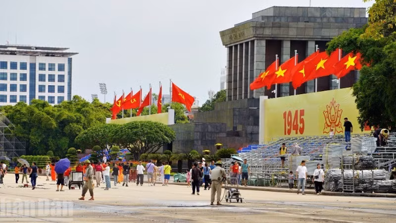 Ha Noi is gearing up for National Day celebrations. (Photo: Trung Hieu)